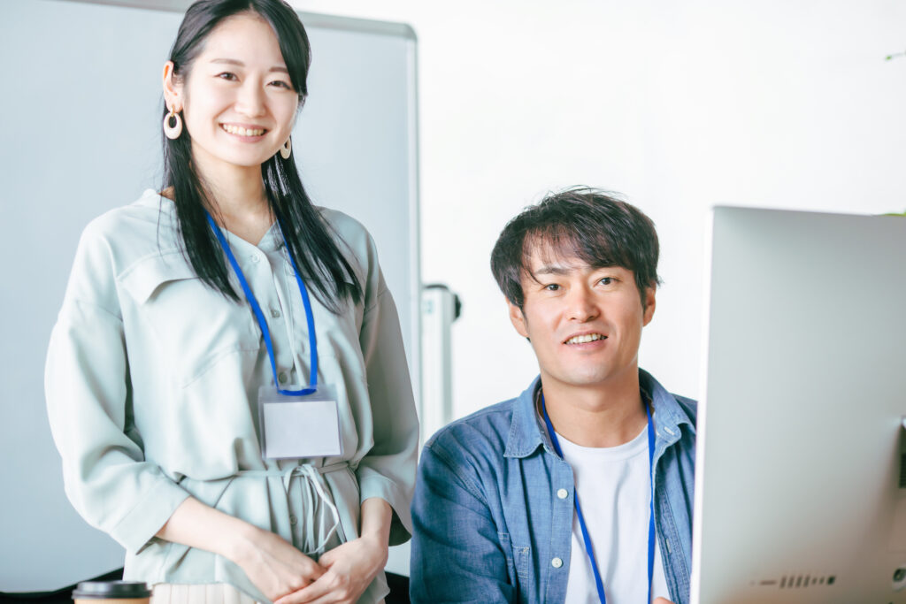 オフィスでミーティングする男女の会社員