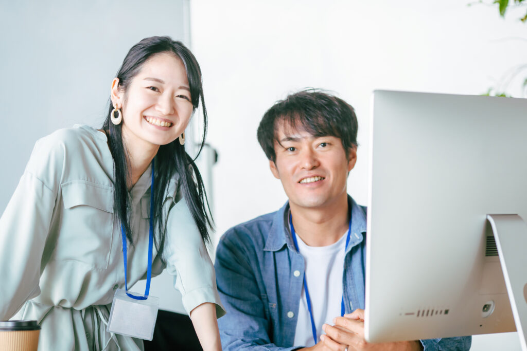 オフィスでミーティングする男女の会社員