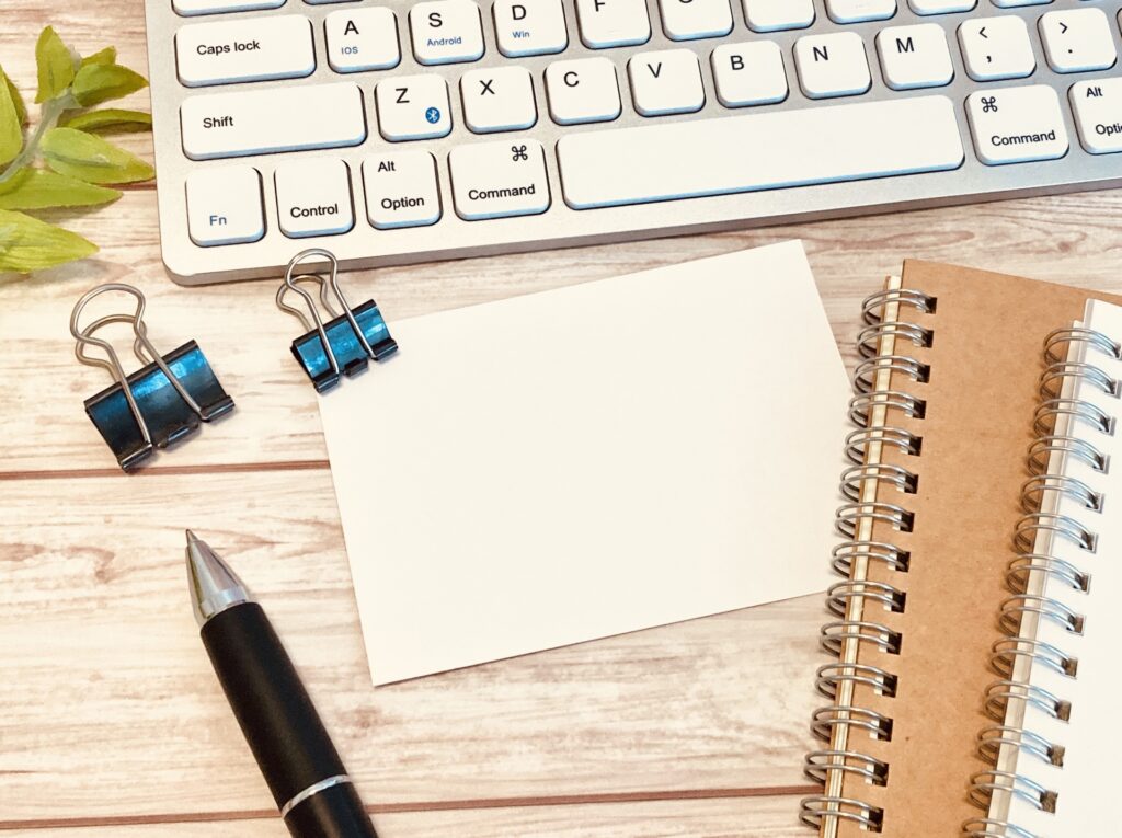 机の上のパソコンとメモ用紙