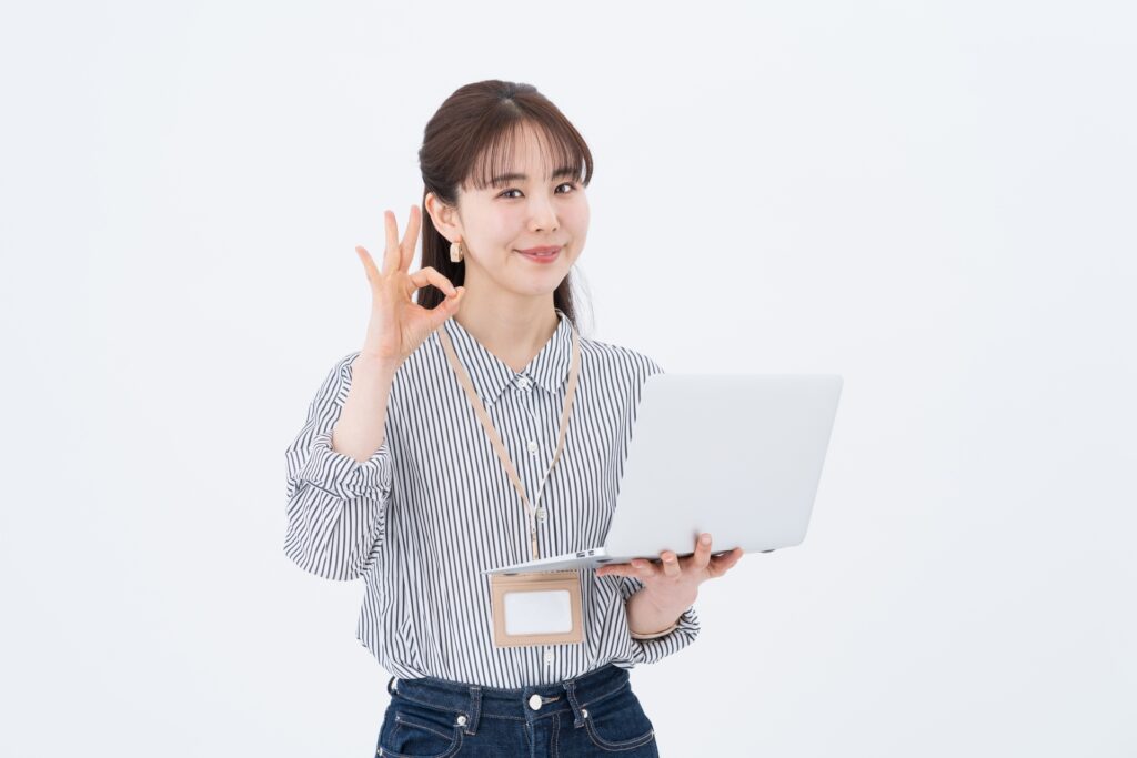 提案するビジネスパーソンの女性