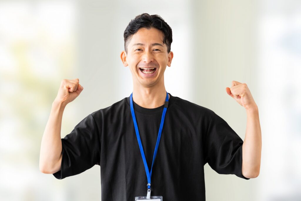 ガッツポーズで喜ぶ笑顔の男性ビジネスマン