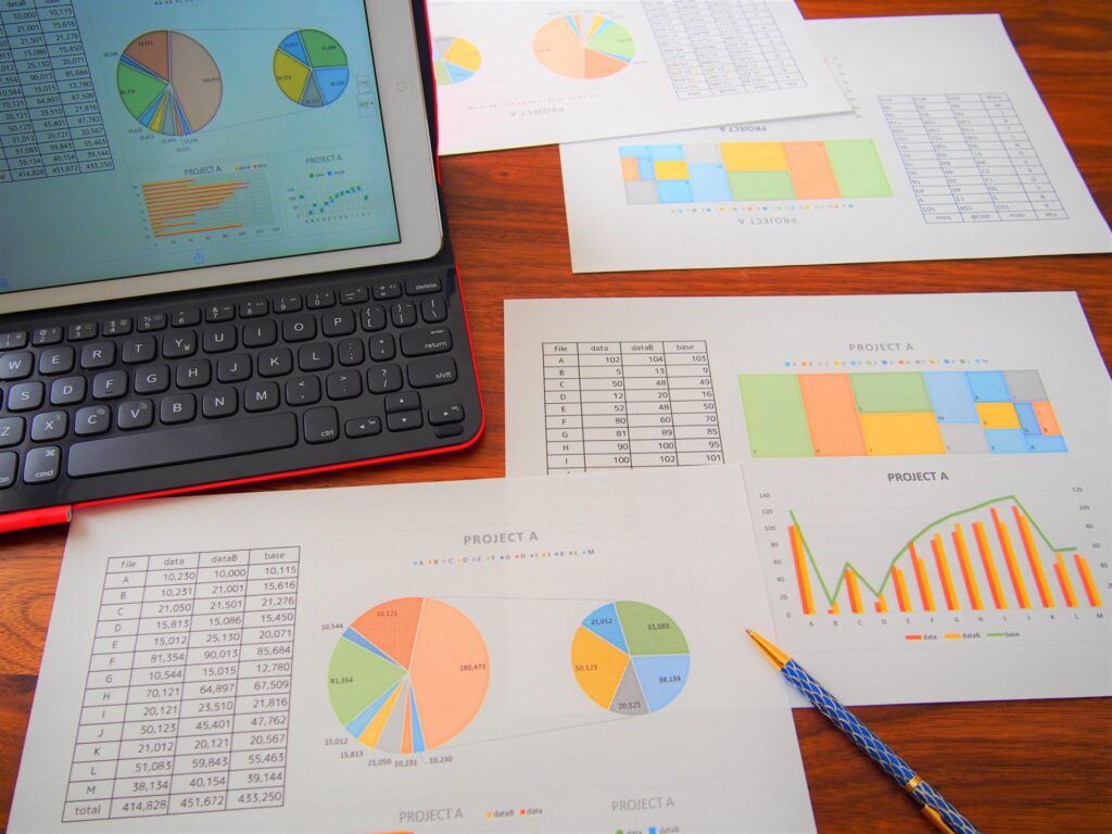 パソコンと会議資料