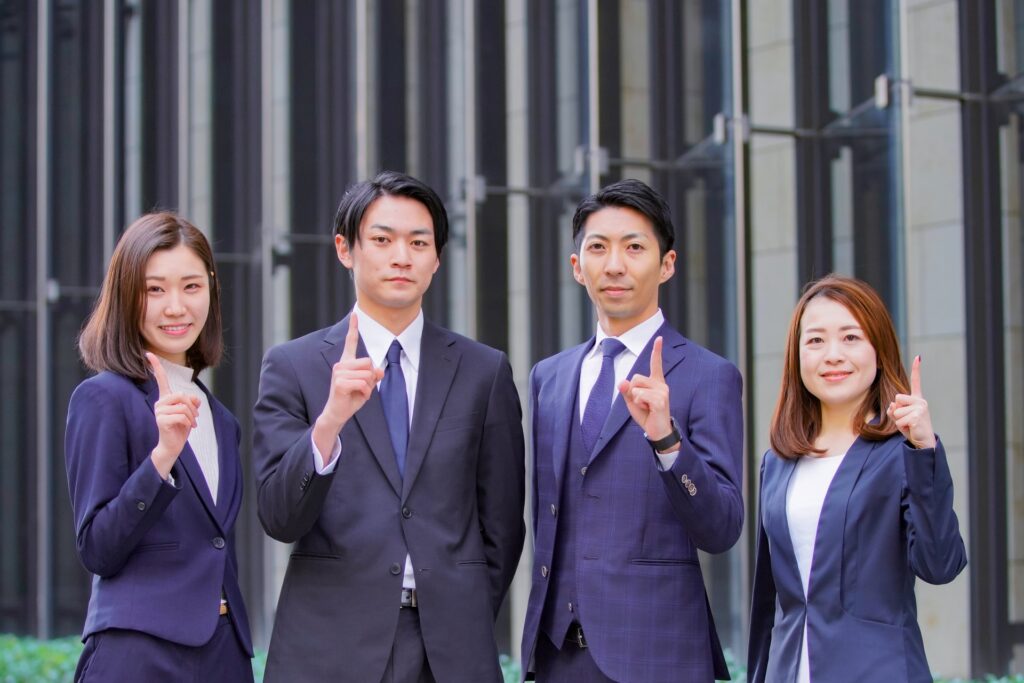 ビジネスシーン・4人のチーム