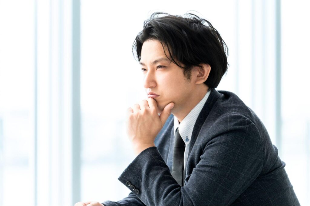 思案する男性