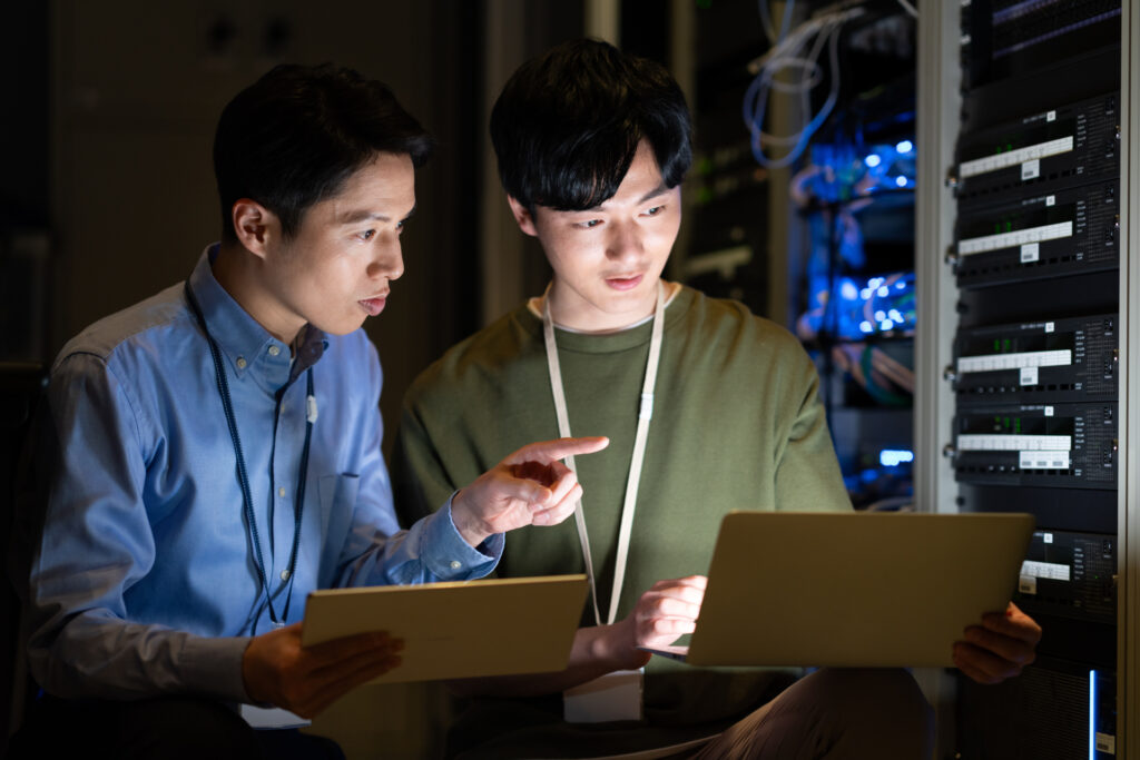 試行錯誤をする男性たち