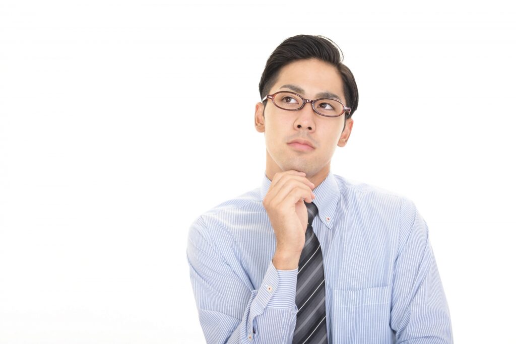 疑問に思う男性