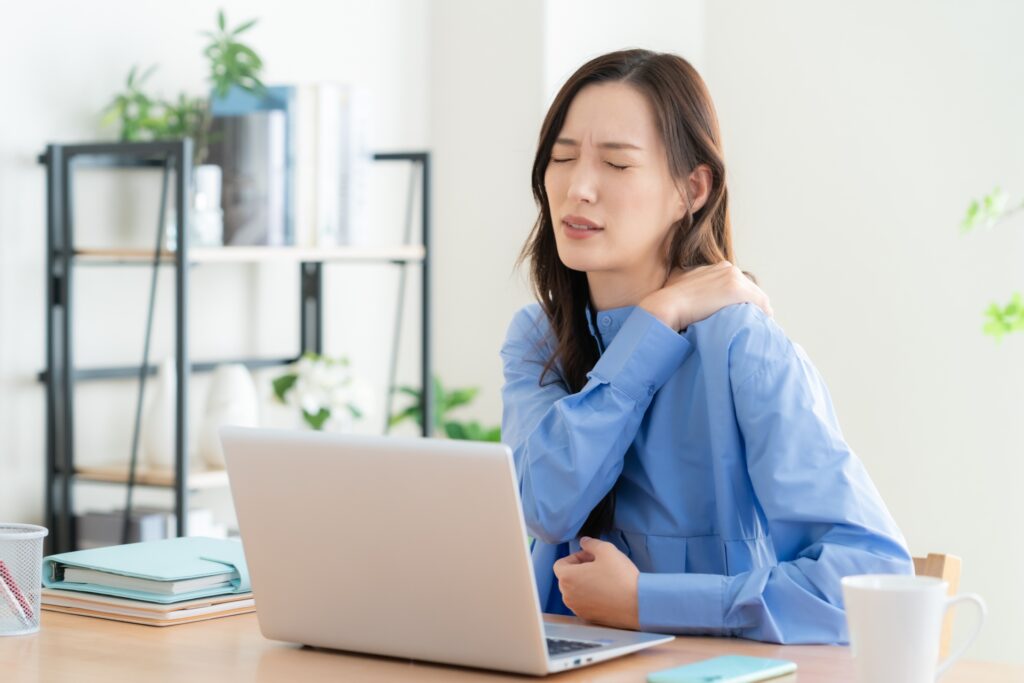 肩こりが気になる女性