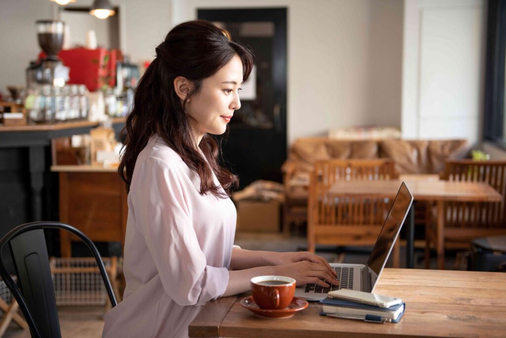 パソコン作業をする女性