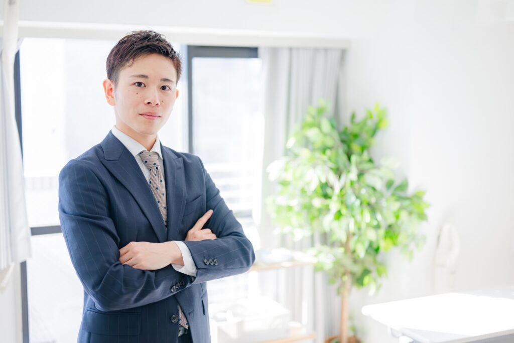 腕組するビジネスマン