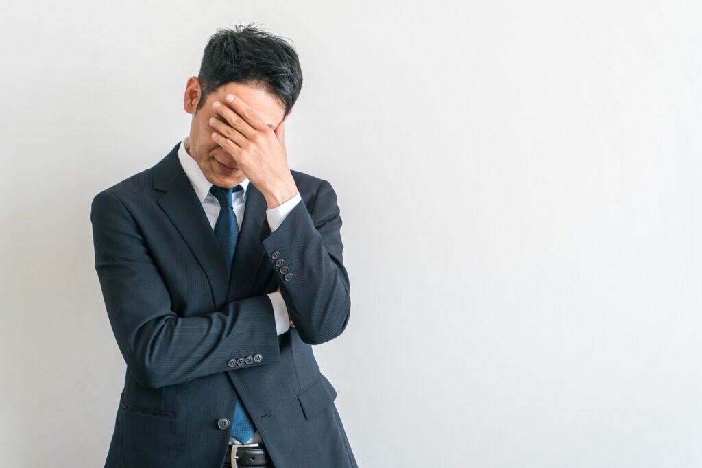 悩む男性
