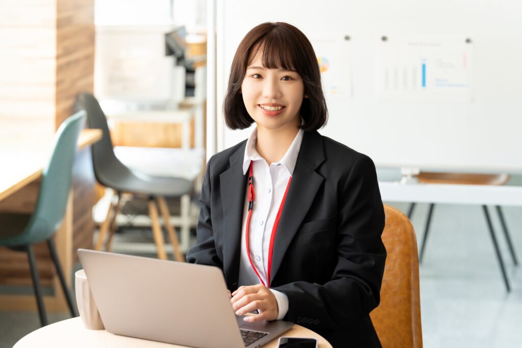 デスクワークをする若いビジネスウーマン