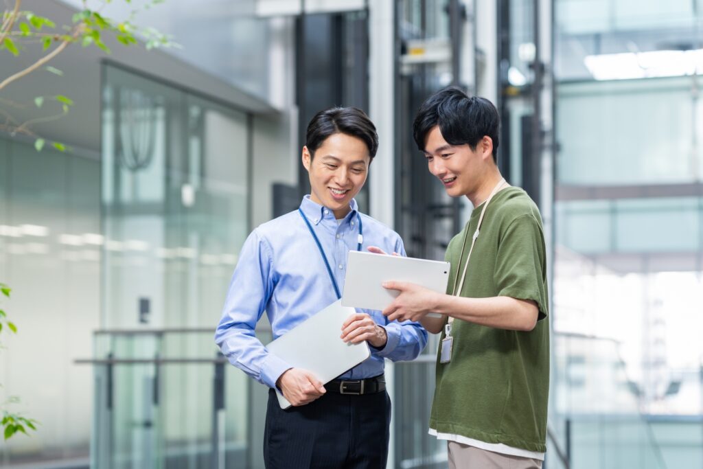 打ち合わせをする男性