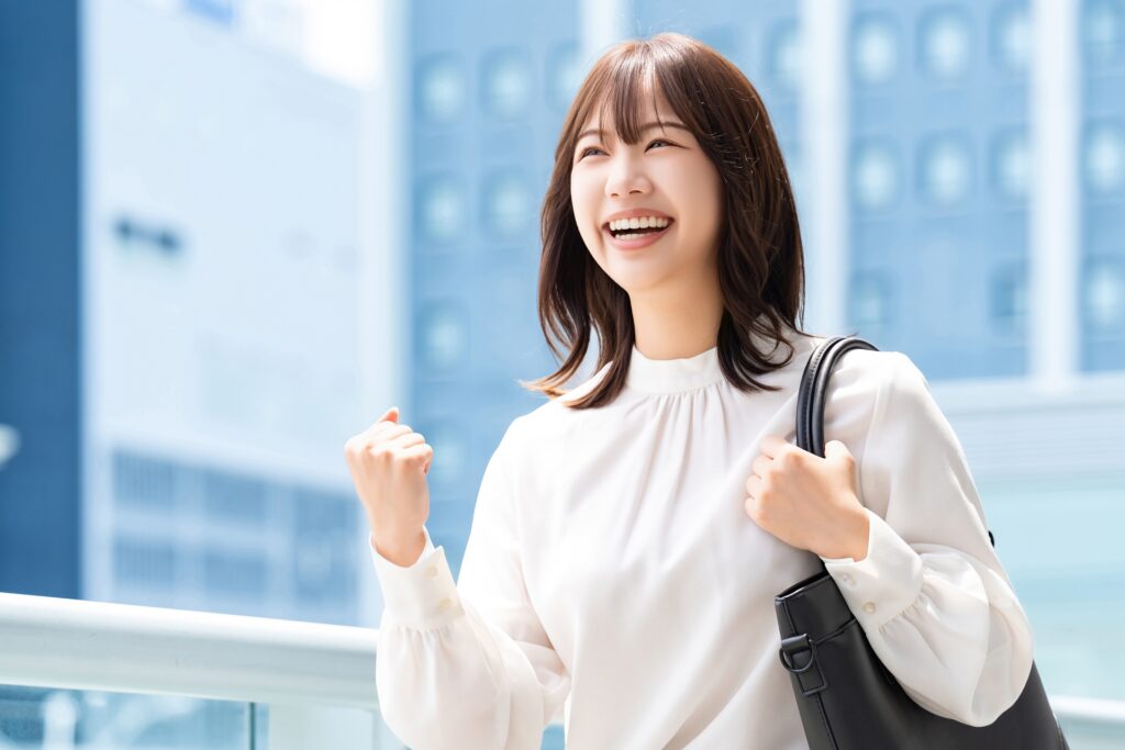 ガッツポーズの女性