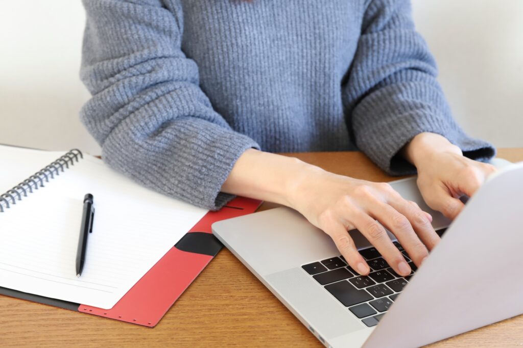 家で作業をする