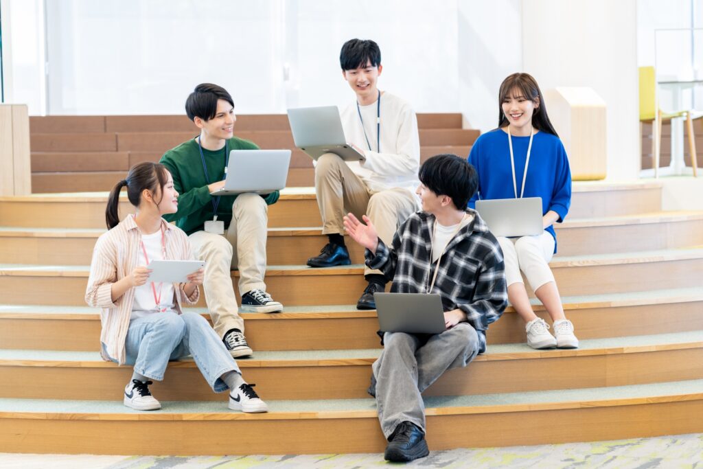 オフィスで働く若いエンジニア