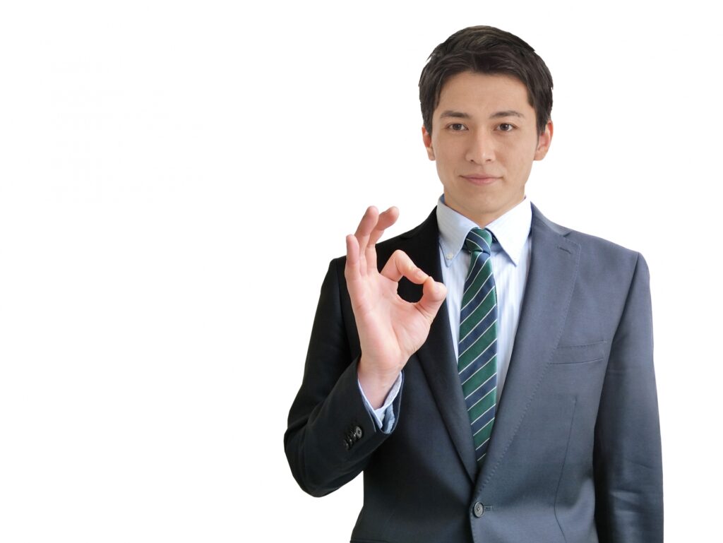 OKサインをするビジネスマン-白背景