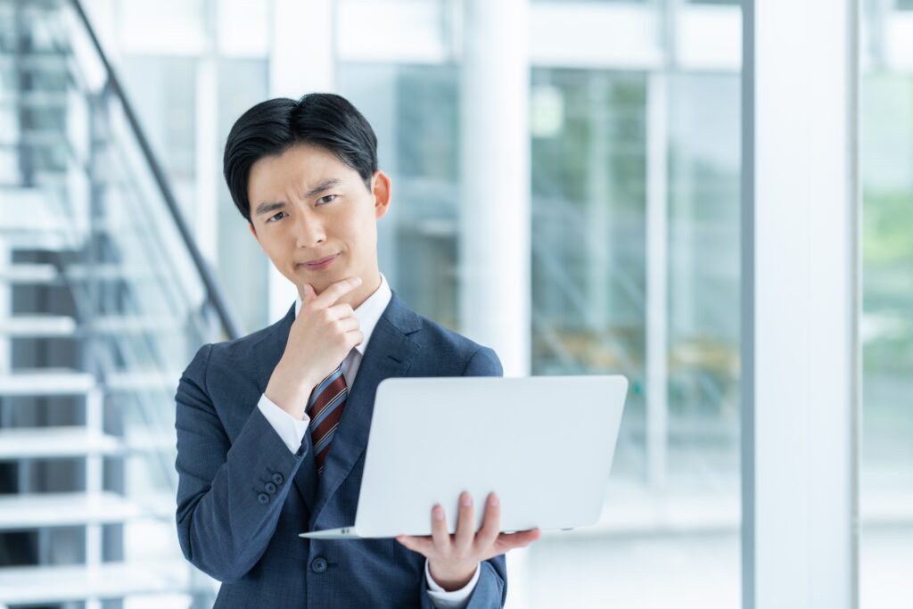 難しい顔をする男性