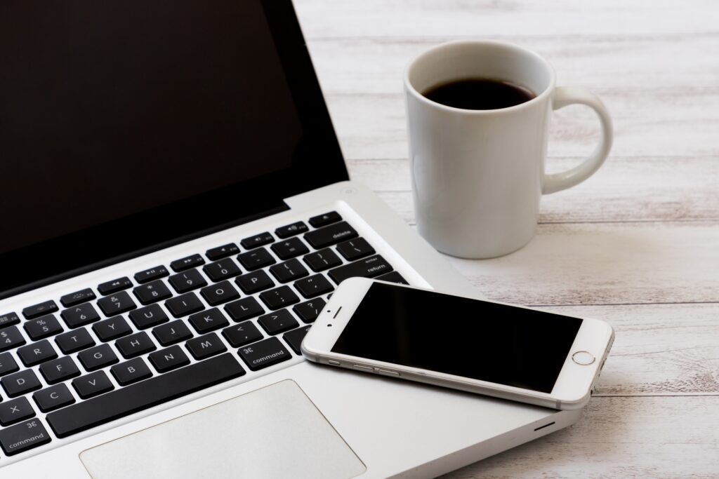 パソコン デスクイメージ ! パソコン スマートフォン コーヒーq