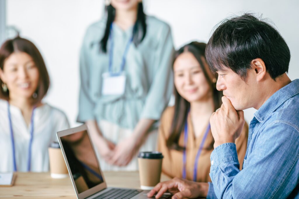 服装自由な会社で悩む会社員