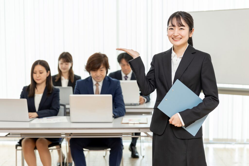 セミナーの講師とスーツ姿の男女