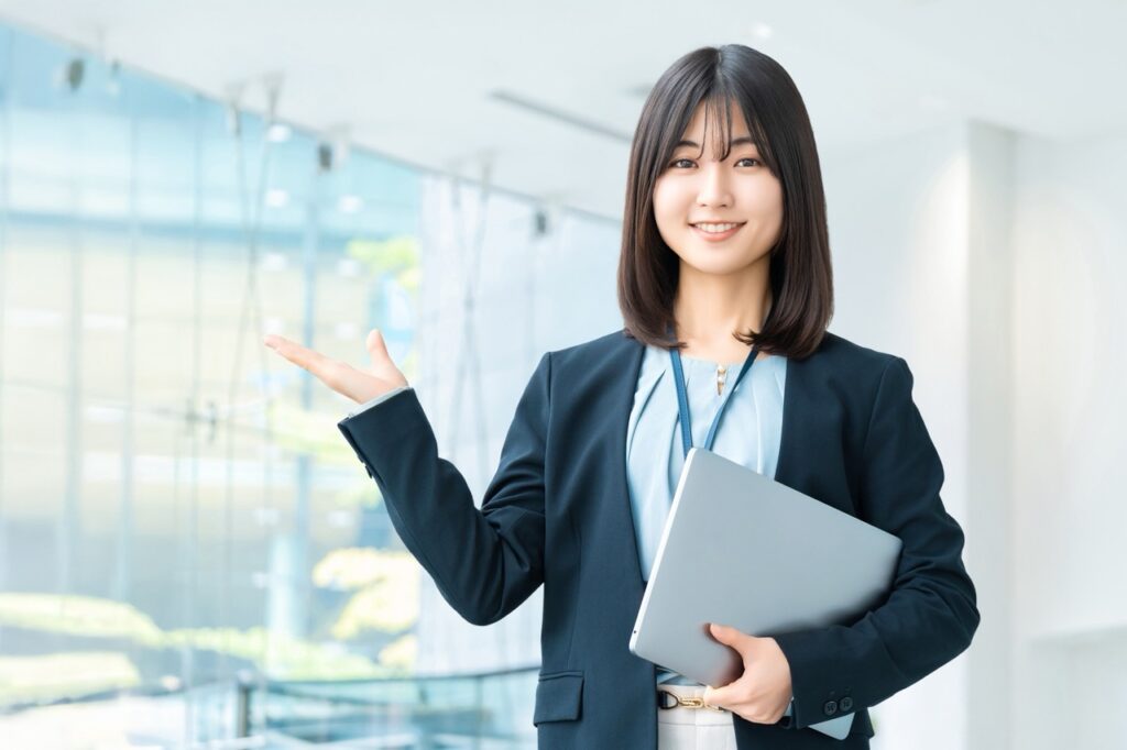 案内をする女性