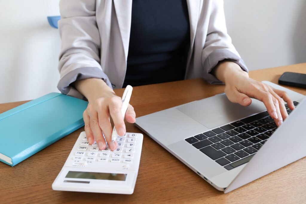 パソコンで作業をする