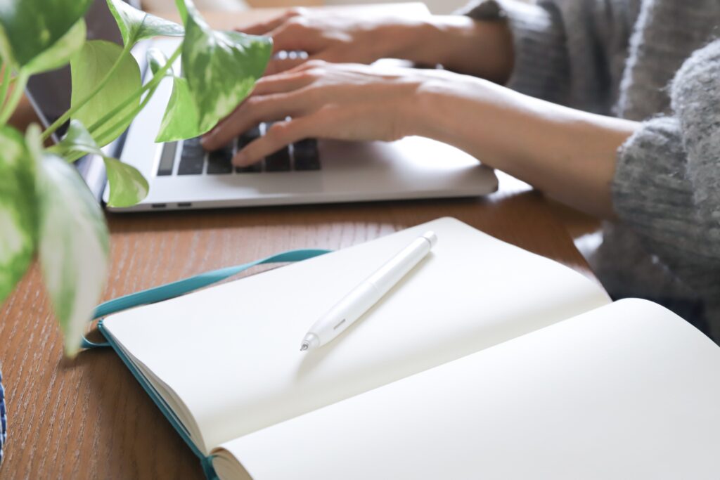 パソコンを使う手元　仕事