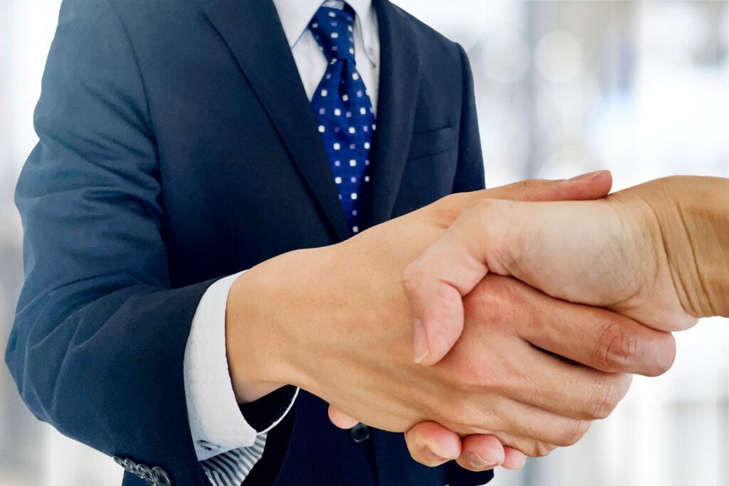 握手をする男性