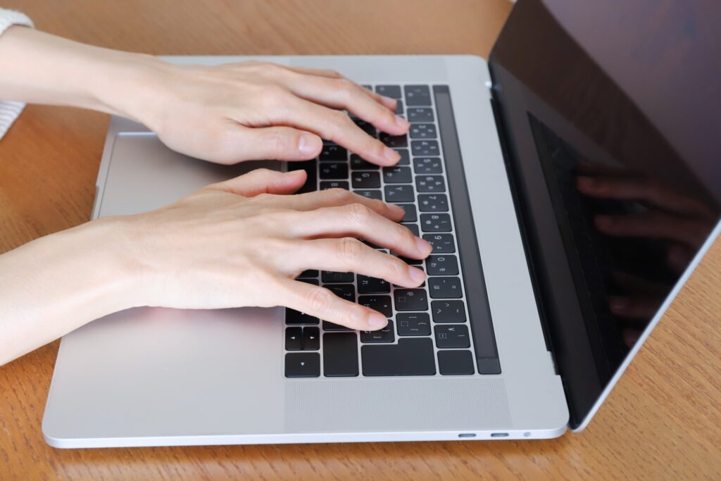 パソコンで作業をする