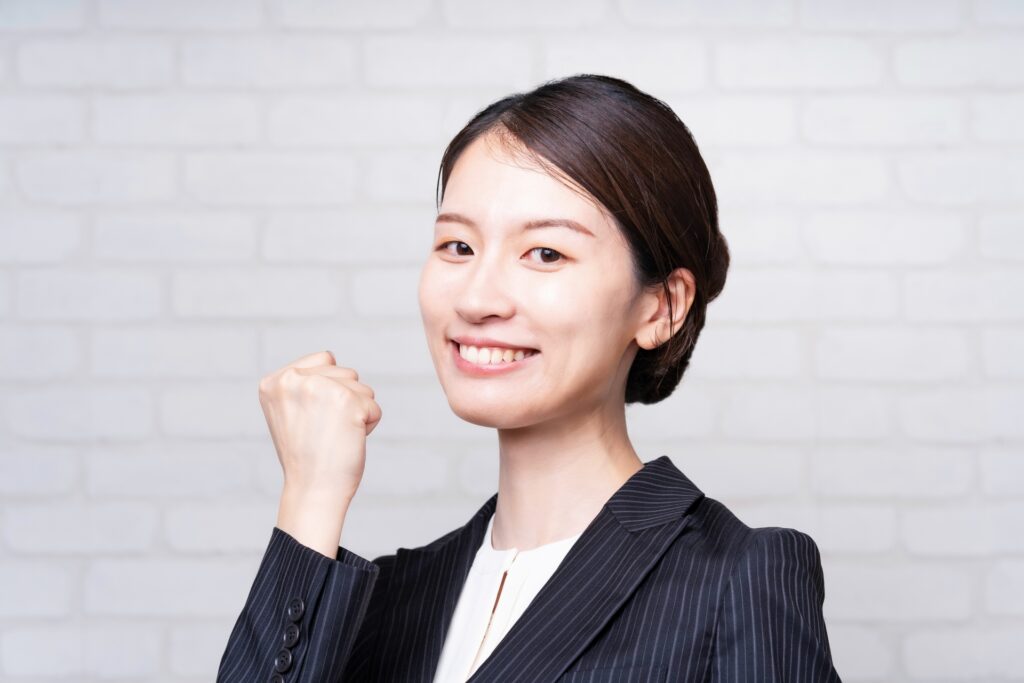 応援のポーズをするビジネスウーマン