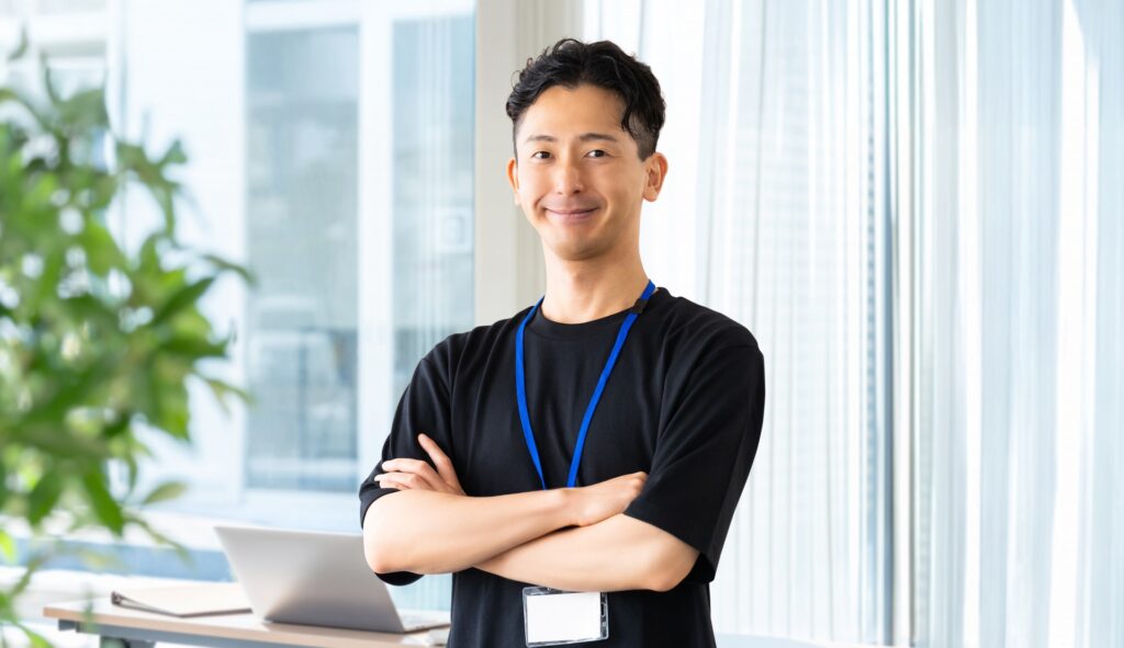 腕組みをする男性