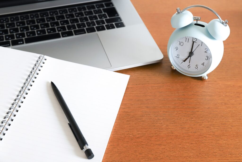 ノートとパソコン　オンライン学習