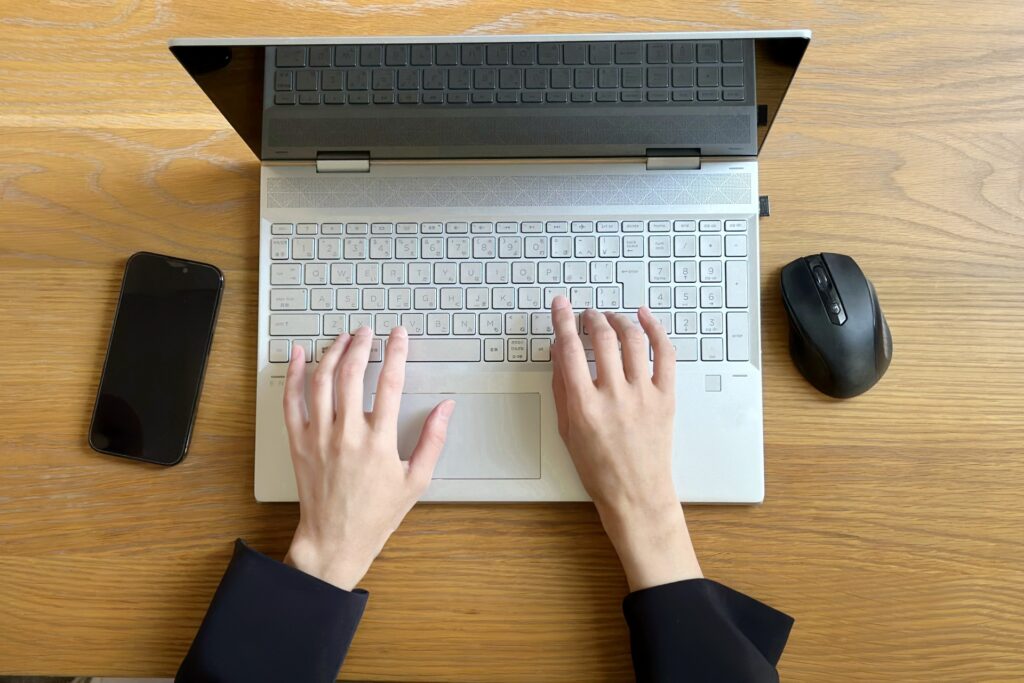 パソコンを打つ手 上から