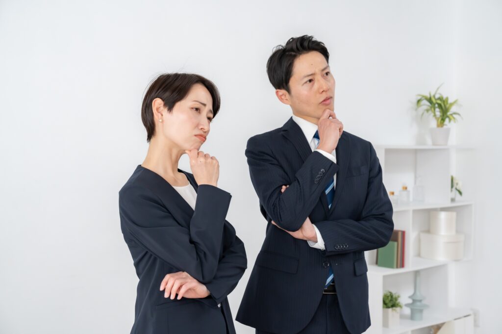 考え事をする男女