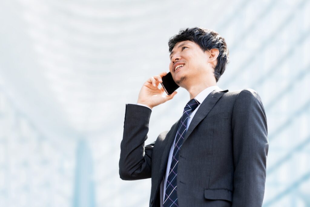 電話をする男性