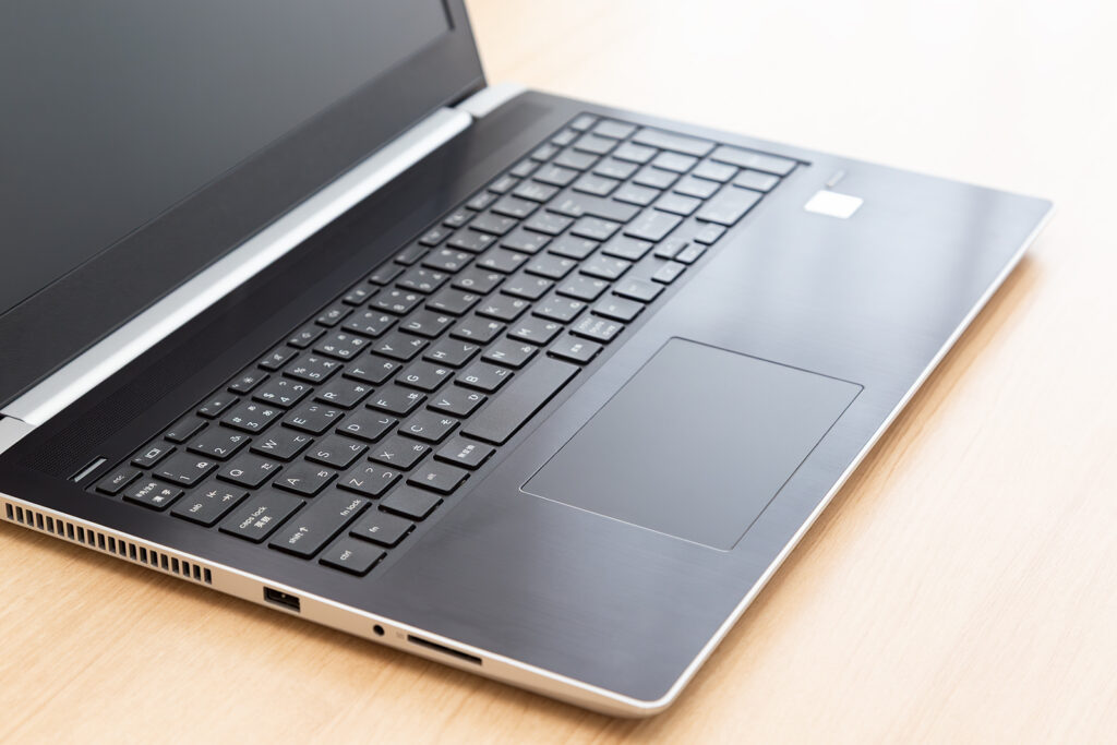デスクに置かれたノートパソコン