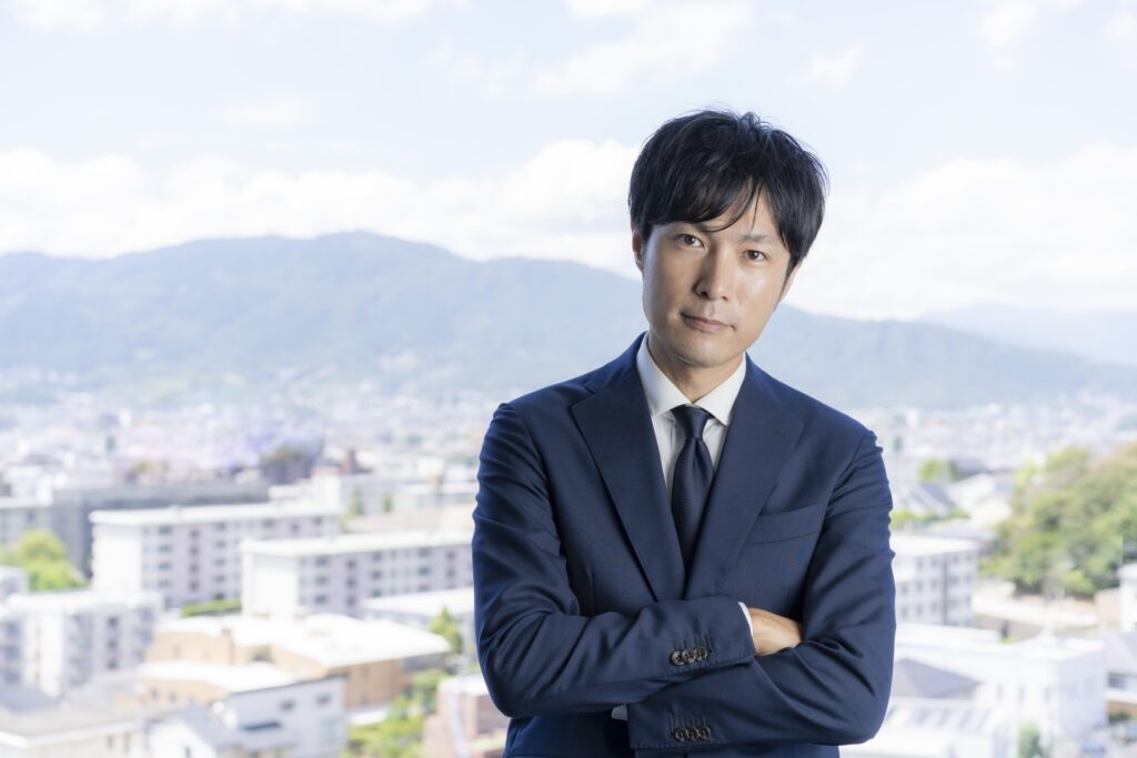 腕組みのビジネスマン