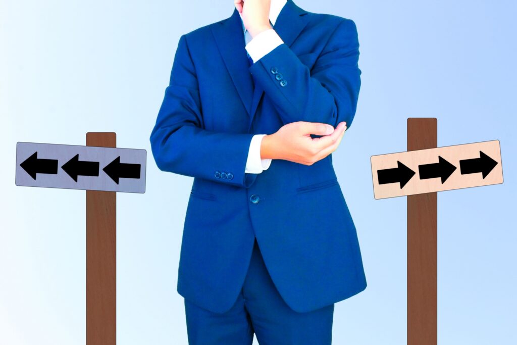 分かれ道で悩む男性