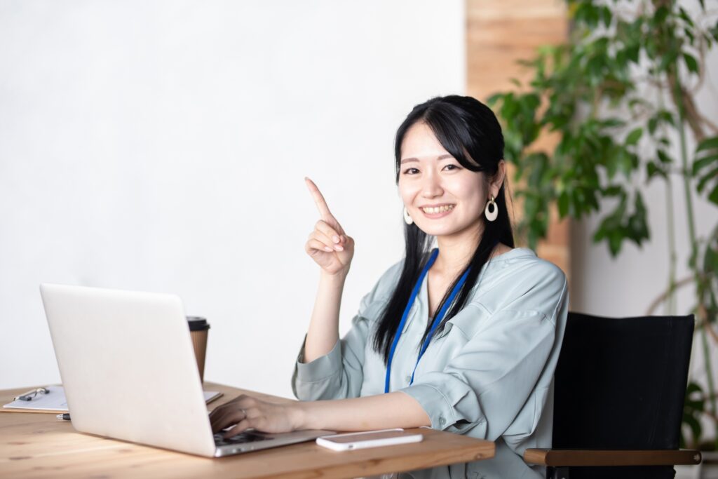 ポイント示す女性