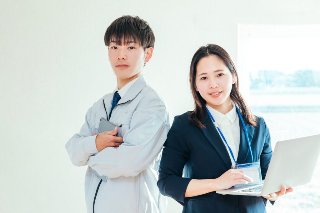 作業着とスーツを着たビジネス男女
