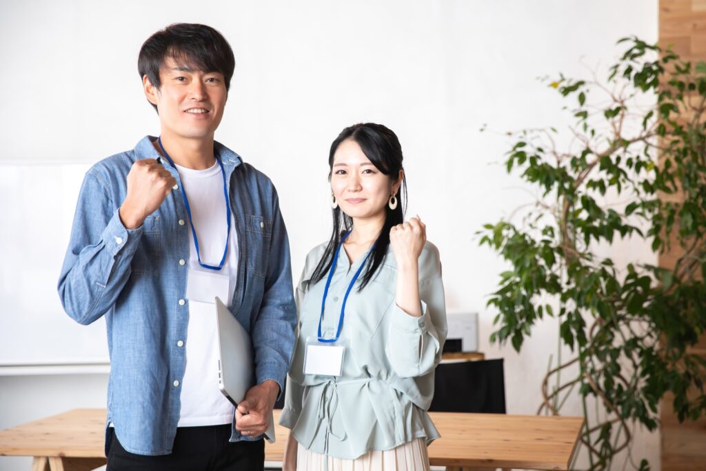 ガッツポーズをする男女