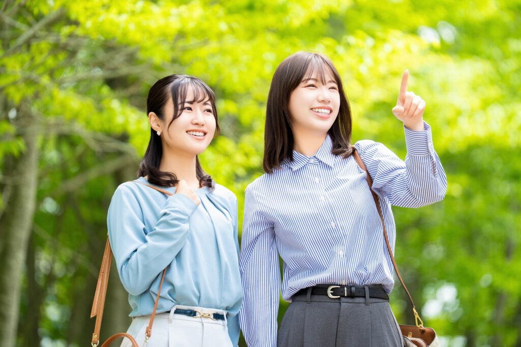 散歩中の女性