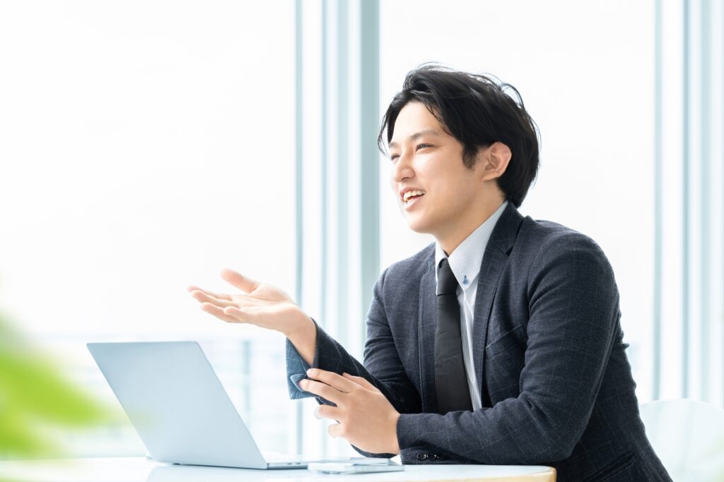 説明する男性