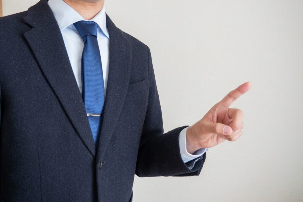ポイントを示す男性