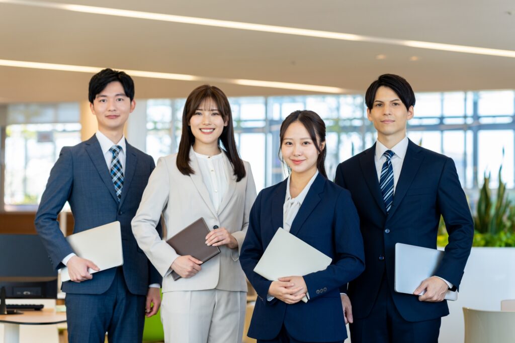 オフィスで働く若いビジネスマン