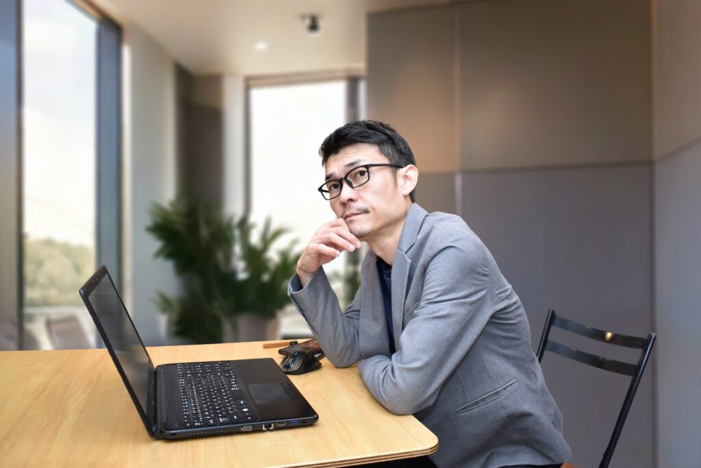 考え事をするビジネスマン
