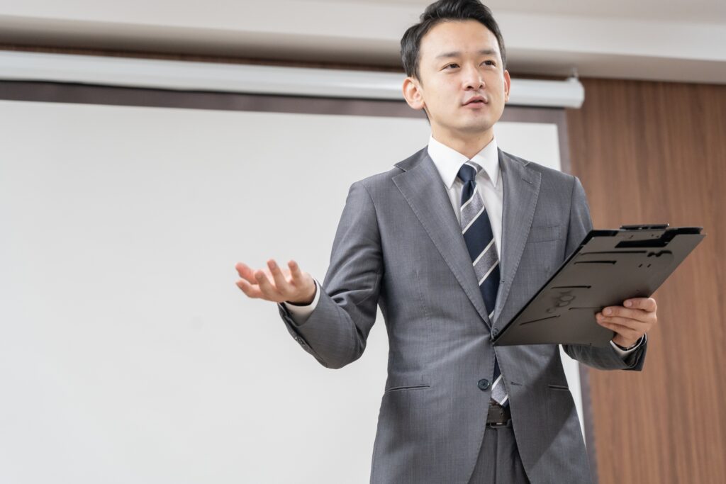 プレゼンをする日本人男性