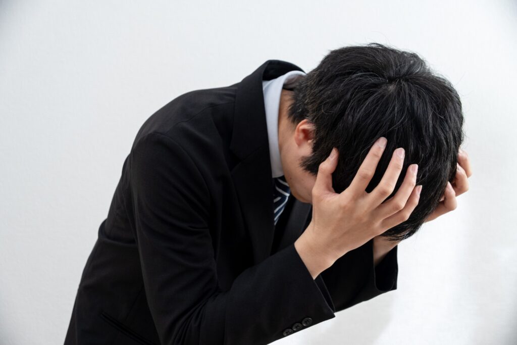 頭を抱える男性
