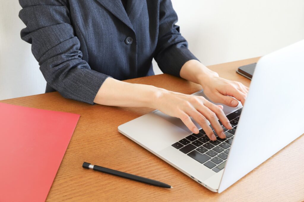 パソコンを使って働く手元　ビジネス