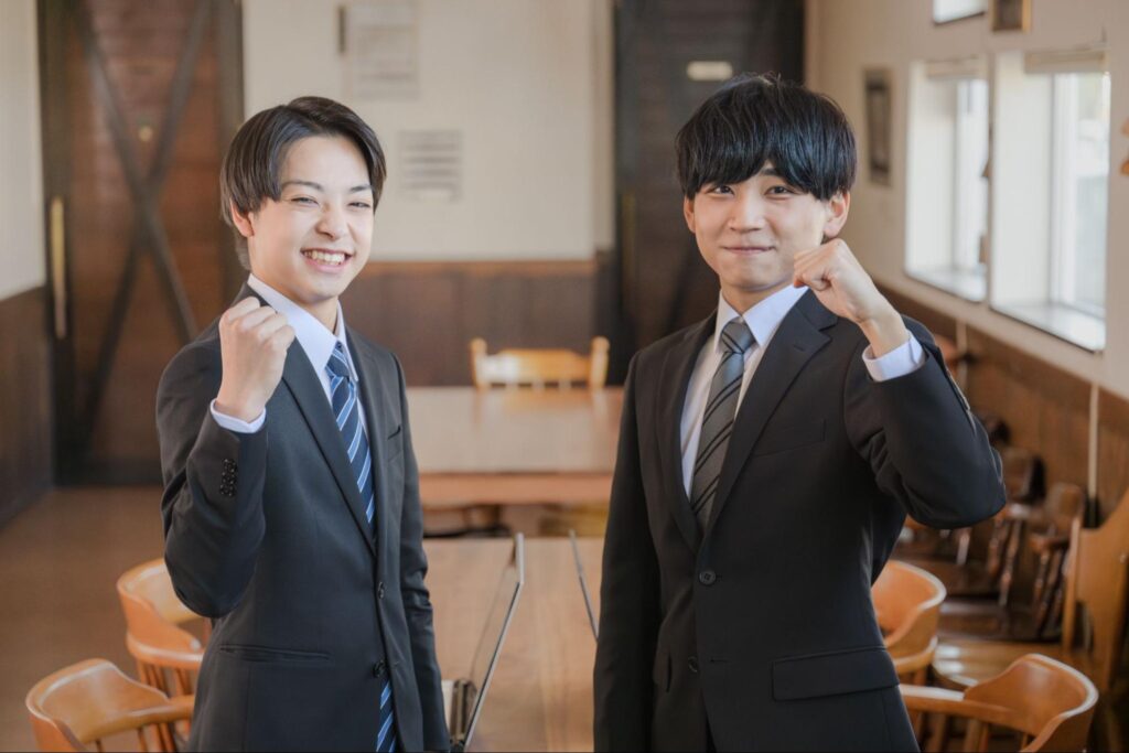 ガッツポーズをする男性